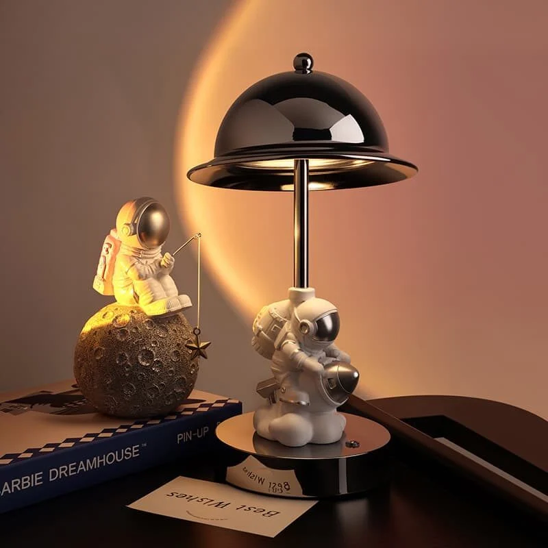 Astronaut Resin Table Lamp (1)