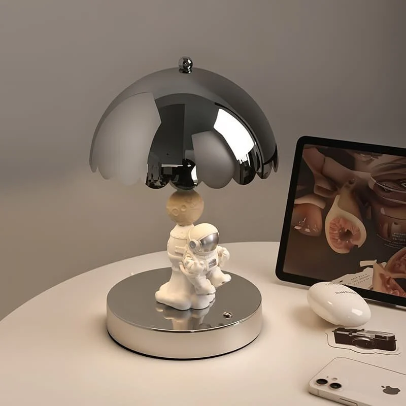 Astronaut Resin Table Lamp (2)
