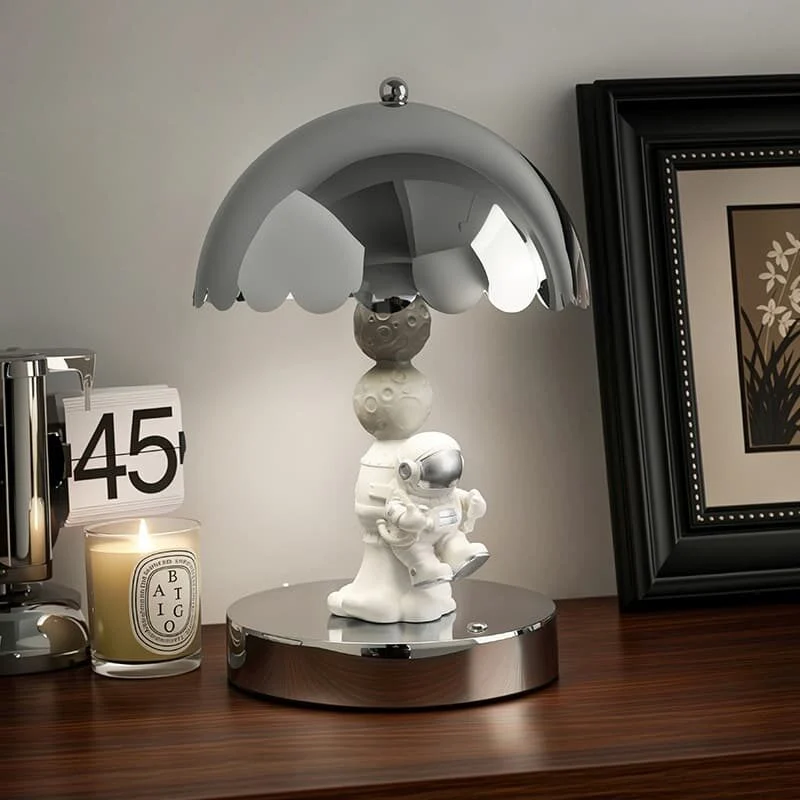 Astronaut Resin Table Lamp (3)